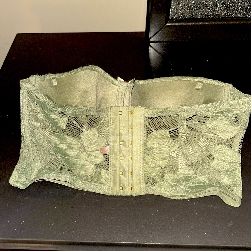 Body frosting and intimate lacy bra size 34D - Picture 2 of 3